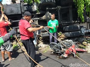 Penampakan Truk Tangki Terguling & Tewaskan 2 Pengemudi Ojol