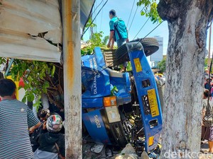 Truk Tangki Muat Solar Terguling hingga Seruduk Warung Usai Tabrak Pemotor