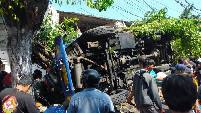 Truk Tangki Muat Solar Terguling hingga Seruduk Warung Usai Tabrak Pemotor