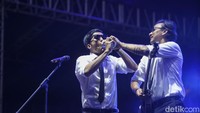 Dua musisi yang dikenal bersahabat itu pun kerap melakukan hal-hal konyol di panggung. Salah satu yang menarik perhatian penonton adalah aksi Vincent dan Desta yang saling bertukar alat musik. Foto: Rifkianto Nugroho/detikHOT
