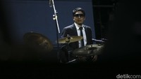 Aksi Desta di balik drum-nya membawakan lagu Koes Plus. Foto: Rifkianto Nugroho/detikHOT
