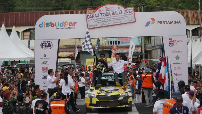 Wagub Sumut Musa Rajekshah (Ijeck) usai menjadi juara kedua APRC Danau Toba