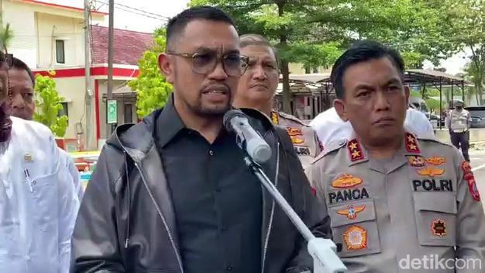 Wakil Ketua Komisi III DPR Ahmad Sahroni saat memberikan keterangan di Polda Sumut