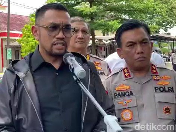 Wakil Ketua Komisi III DPR Ahmad Sahroni saat memberikan keterangan di Polda Sumut