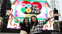 Sejumlah pengunjung beraktivitas dalam We The Fest, Senayan, Jakarta Selatan, Minggu (25/9).  Foto: Pradita Utama/detikcom
