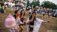 Para penonton sudah berpesta di We The Fest. Foto: Pradita Utama/detikcom