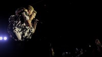 Antusiasme penonton di Surabaya membuat para personel Westlife terkesan. Mereka ucapkan banyak terima kasih. Tak lama kemudian mereka persembahkan lagu My Love. (Foto: Deny Prastyo Utomo)