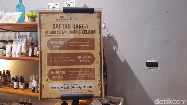Matalokal bekerja sama dengan Yori Studio. Sebuah studio cetak saring keliling yang menawarkan pengunjungnya untuk mencoba pengalaman cetak saring atau sablon sendiri. Mereka menghadirkan tiga paket dengan produk berbeda. Foto: Yasmin Nurfadila/detikTravel Matalokal bekerja sama dengan Yori Studio. Sebuah studio cetak saring keliling yang menawarkan pengunjungnya untuk mencoba pengalaman cetak saring atau sablon sendiri. Mereka menghadirkan tiga paket dengan produk berbeda. Foto: Yasmin Nurfadila/detikTravel