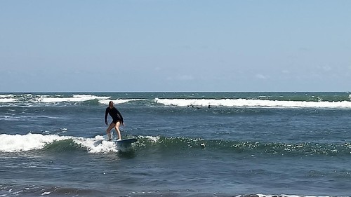 Wisatawan asing berselancar atau surfing di Pantai Kedungu, Tabanan, Minggu (25/9/2022). (chairul amri simabur/detikBali)