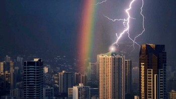 Kala sambaran petir berbarengan dengan sinar pelangi. Indah namun menakutkan.  