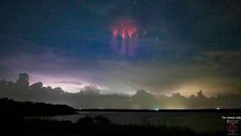 Cahaya merah di langit Oklahoma, kira-kira itu apa ya?   