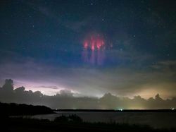 10 Foto Fenomena Langit yang Keren Banget Gaes