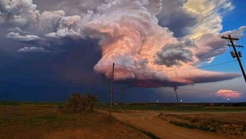 Awan yang seperti membentuk badai tampak bercahaya di Texas, Meksiko.  