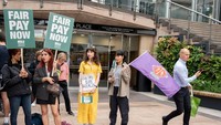 Wartawan yang tergabung dalam serikat National Union of Journalists (NUJ) berdemo di Canary Wharf di London Dockland. Mereka berdemo selama empat hari di Agustus lalu. Foto: AFP via Getty Images/ADRIAN DENNIS