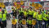 Para pekerja daur ulang berdemo di depan Newham Town Hall awal September ini. Foto: AFP via Getty Images/ADRIAN DENNIS