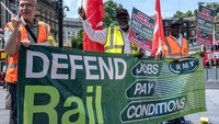 Demo para pekerja jaringan kereta api menjadi yang terbesar dalam 30 tahun terakhir. Foto: AFP via Getty Images/ADRIAN DENNIS