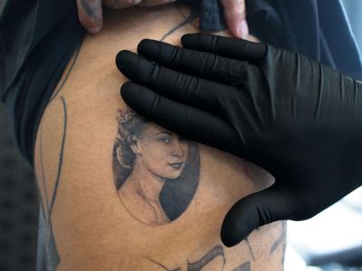 Tato di Paha, Persembahan Cinta Warga Inggris Buat Ratu Elizabeth II