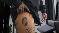 Felix Thomas meminta rekannya Maram Tattoo (Julian) untuk menggambar tato tersebut di atas kulitnya. (Foto: Laura Lezza/Getty Images) 