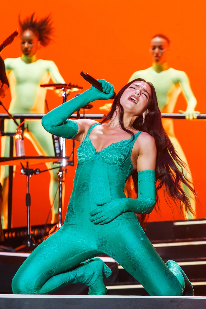 1426885778 MONTERREY, MEXICO - SEPTEMBER 23: Dua Lipa performing during a concert at Estadio Banorte on September 23, 2022 in Mexico City, Mexico. (Photo by Medios y Media/Getty Images)