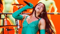 Kapan lagi kan bisa lihat aksi Dua Lipa dengan band dan dancer-nya secara live? (Foto: Getty Images/Medios y Media)
