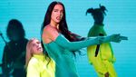 Dua Lipa Bergoyang Bebas di Panggung