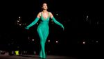 Dua Lipa Bergoyang Bebas di Panggung
