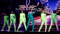 Busana itu membuat Dua Lipa bebas bergerak dan bergoyang di atas panggung. (Foto: Getty Images/Medios y Media)