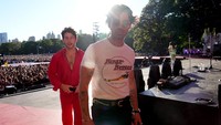 Panggung di New York terasa memberi kesan lebih buat Nick Jonas, karena kehadiran Priyanka Chopra. (Foto: Getty Images/Kevin Mazur)
