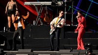 Nick, Joe, dan Kevin Jonas manggung bareng dengan pilihan busana yang berbeda-beda. (Foto: Getty Images/Noam Galai)