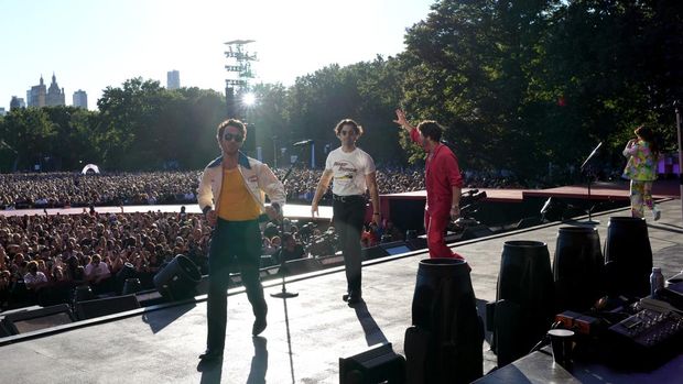 NEW YORK, NEW YORK - SEPTEMBER 24: Kevin Jonas, Joe Jonas and Nick Jonas of the Jonas Brothers perform onstage during Global Citizen Festival 2022: New York at Central Park on September 24, 2022 in New York City. (Photo by Kevin Mazur/Getty Images)