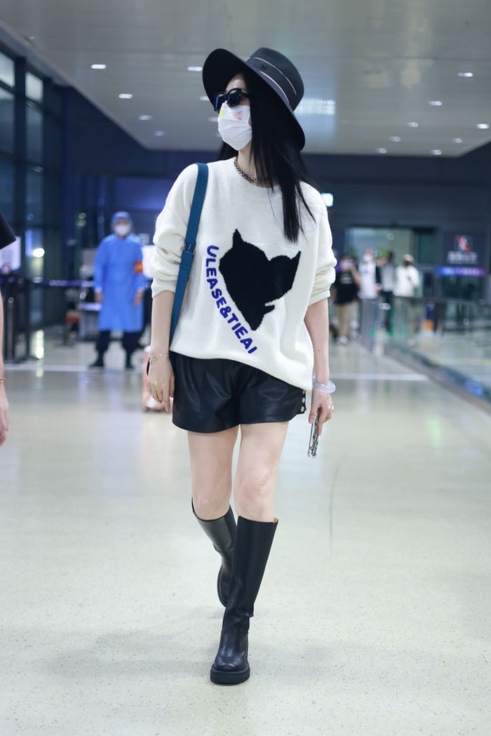 1427090291 SHANGHAI, CHINA - SEPTEMBER 24: Actress Fan Bingbing is seen at Shanghai Hongqiao International Airport on September 24, 2022 in Shanghai, China. (Photo by VCG/VCG via Getty Images)