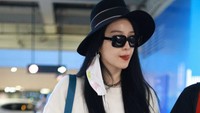 Awalnya Fan Bingbing mengenakan masker untuk menutupi wajahnya. (Foto: VCG/VCG via Getty Images) 