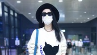 Di bandara Shanghai Hongqiao International Fan Bingbing melengkapi penampilannya dengan celana pendek dan boots hitam. (Foto:  VCG/VCG via Getty Images) 