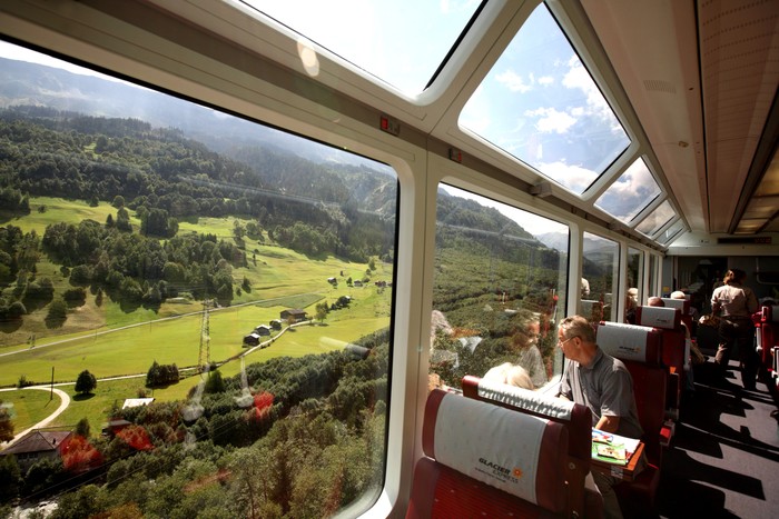 Perjalanan kereta Glacier Express Train melewati Pegunungan Alps, Zermatt, Valais, Switzerland, Europe