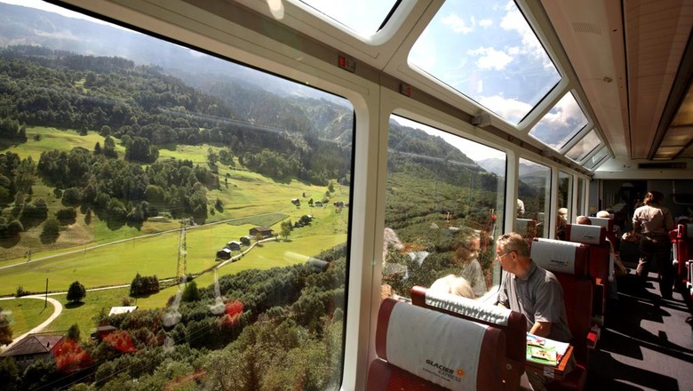 148906430 - Perjalanan kereta Glacier Express Train Perjalanan kereta Glacier Express Train melewati Pegunungan Alps, Zermatt, Valais, Switzerland, Europe