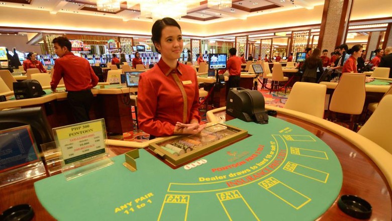 3 Kasino Mewah Lokasi Judi Lukas Enembe MANILA, PHILIPPINES - MARCH 16: Casino dealers await the countdown during the grand opening of the Solaire resort and casino on March 16, 2013 in Paranaque City, Philippines. The Solaire group have invested USD $1.2 billion into the high-end casino, and are banking on luring VIP gamblers away from Macau. The sprawling casino resort sits on 60 hectares of reclaimed land in Manila Bay and is the first of four huge casino venues that are set to be built one year after the other. Shares in Solaire have risen 60 per cent in the past six months on anticipation of fast returns on the investment, and numerous other casino groups globally will be watching to see if the investment by Solaire pays off. (Photo by Dondi Tawatao/Getty Images)