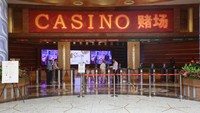 Selanjutnya, Lukas Enembe juga disebut bermain judi kasino di Resorts World Sentosa. Resor mewah ini merupakan hotel kelas dunia yang menawarkan total 1.840 kamar. Setiap hotel dirancang dengan tema yang berbeda, melayani pengunjung, baik untuk liburan maupun bisnis. Salah satu fasilitasnya adalah judi kasino. (Getty Images/Suhaimi Abdullah)