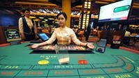 Mereka juga menyediakan hotel all-suite dengan pemandangan tepi laut Selatan Singapura yang menakjubkan. Kasino ini terletak di bawah Crockfords Tower. (AFP/Getty Images/Roslan Rahman)