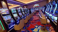 Deretan mesin slot baru memenuhi lorong utama resor dan kasino Solaire. Adapun mereka juga menyediakan beragam permainan, yakni Baccarat Rush, Pontoon, Mega 6, hingga Roulette. (Getty Images/Dondi Tawatao)