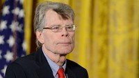 Stephen King menempati posisi keempat dengan jumlah Ro 7,5 miliar. Dia dikenal sebagai salah satu novelis horor kenamaan dunia, buku yang terkenal adalah It dan The Shining. Foto: Dave Benett/WireImage/David M. Benett