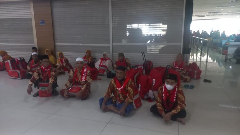 94 calon jemaah umrah batal berangkat di Bandara Juanda 94 calon jemaah umrah batal berangkat di Bandara Juanda