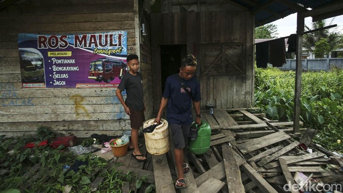 Jagoi Babang di Kalimantan Barat merupakan salah satu kecamatan di Indonesia yang berbatasan langsung dengan Malaysia. Untuk menuju Jagoi Babang ada sejumlah cara seperti menggunakan mobil pribadi atau memanfaatkan sarana transportasi umum 'Bus India'.