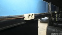 Bus yang bisa mengangkut sekitar 27 penumpang ini menyediakan kabel colokan yang dipasang alakadarnya. Colokan tersebut bisa dimanfaatkan oleh para penumpang untuk mengisi baterai gadget mereka.