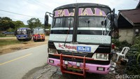 Menurut warga sekitar kendaraan umum yang melintas dari Pontianak menuju Jagoi Babang dan sebaliknya ini dinamai Bus India.