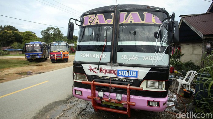 Jagoi Babang di Kalimantan Barat merupakan salah satu kecamatan di Indonesia yang berbatasan langsung dengan Malaysia. Untuk menuju Jagoi Babang ada sejumlah cara seperti menggunakan mobil pribadi atau memanfaatkan sarana transportasi umum 'Bus India'.