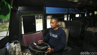 Khusus untuk bagian dalam bus, bisa dikatakan cukup berbeda dengan kendaraan umum yang biasa ada di Ibu Kota.