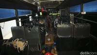 Bus India sama sekali tidak menggunakan AC hanya memanfaatkan semilir angin yang berhembus dari jendela dan pintu bus.