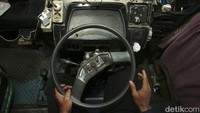 Tak hanya colokan, para penumpang bisa mendengarkan musik hits yang diputarkan dari ruang pengemudi. Melalui musik itu diharapkan para penumpang bisa lebih menikmati perjalanan.