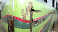 Bagian eksterior bus tampak karatan. 