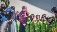 Tak hanya murid, sejumlah guru juga ingin mencoba belajar memadamkan api.